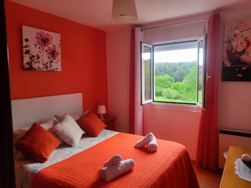 佩德罗佐Apartamentos turísticos Lemos的红色的卧室设有床和窗户