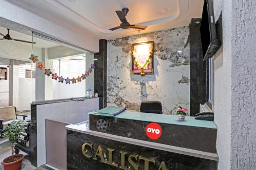 孟买Capital O Hotel Calista的办公室,在房间设有前台
