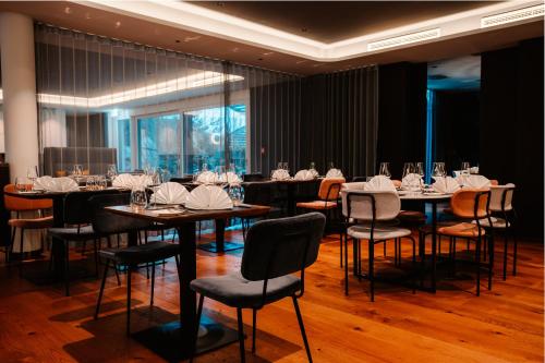 哈尔伯格摩斯SOLLER Business Hotel - Munich Airport MUC的用餐室配有桌椅和白色餐巾