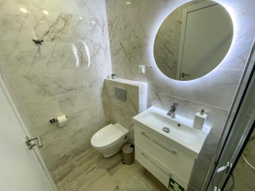 波尔蒂芒Our Charming House的一间带卫生间、水槽和镜子的浴室