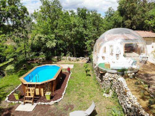 Allegre Les FumadesLa bulle étoile的冰屋,设有游泳池和庭院