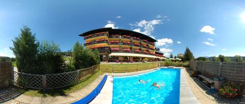 拉姆绍达赫斯坦诺儿霍夫菲林酒店的度假村的游泳池,人们在里面游泳
