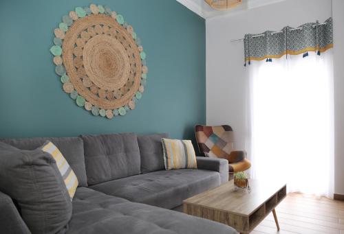 锡蒂亚Sitia Cozy Apartment的客厅配有灰色的沙发和桌子
