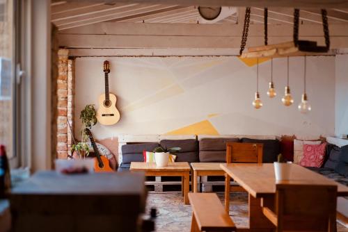 扎达尔Backpackers Home的客厅配有沙发和墙上的吉他