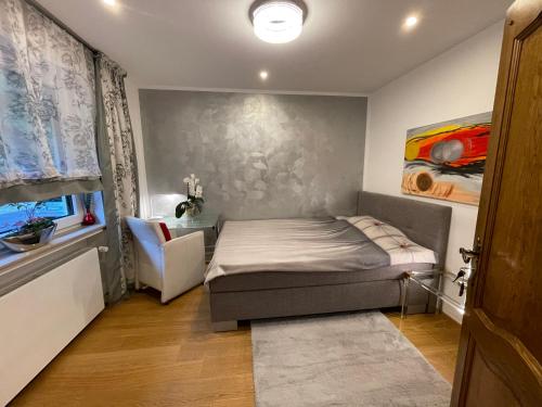 科隆Airport Rooms Waldblick的一间小卧室,配有床和窗户