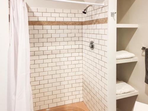 纽黑文Beautiful Wooster Sq. getaway - great neighborhood的浴室设有白色瓷砖淋浴。