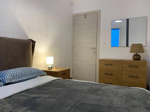 弗隆塔多斯Blue Flag Award Winning Ormos Lo Beach: Home 1的一间卧室配有一张床、梳妆台和镜子