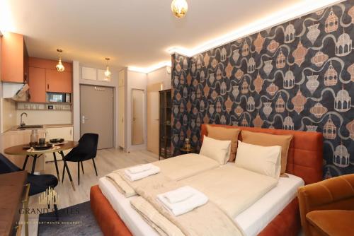 布达佩斯Grand Suites Central的一间带大床的卧室和一间厨房
