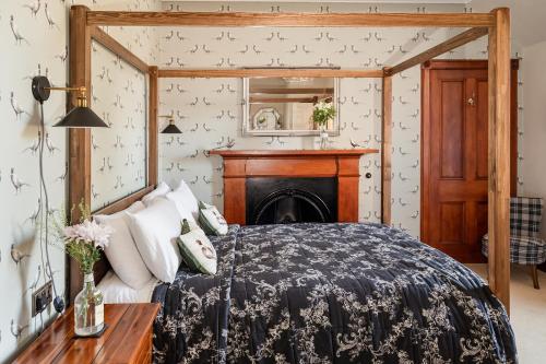 斯佩河畔格兰敦斯特拉撒伦住宿加早餐旅馆的一间卧室配有一张床和一个壁炉