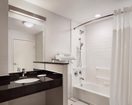 埃尔帕索埃尔帕索机场万豪费尔菲尔德客栈的一间带水槽、浴缸和卫生间的浴室