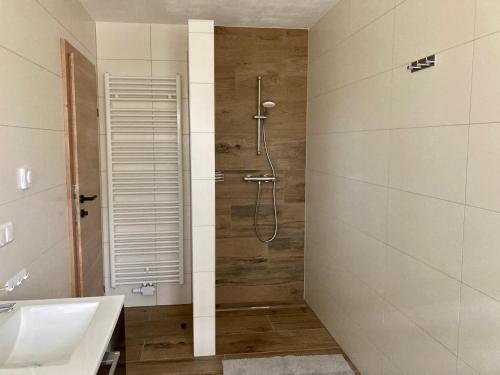OberferlachLandhaus Graf的带淋浴和盥洗盆的浴室