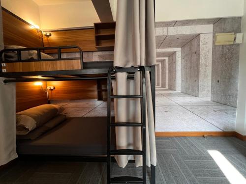 香港休闲小窝的客房内的双层床,带梯子