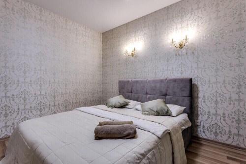 利沃夫Viktoria Garden apartment的一间卧室配有一张带枕头的床