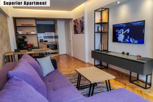 奥赫里德Apartments FANTASY的客厅配有紫色沙发和钢琴