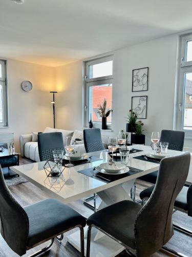 布雷根茨Penthouse im Zentrum von Bregenz的一间带桌椅的用餐室
