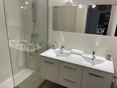 胡安莱潘Superbe T3 L’Illiade - Plages 3’ à pieds - Parking的白色的浴室设有水槽和淋浴。
