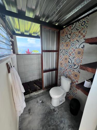 San JosÃ©El Filito的一间带卫生间和窗户的浴室
