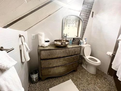 圣奥古斯丁1001 Nights Historic Bed and Breakfast Adults Only的一间带水槽、卫生间和镜子的浴室