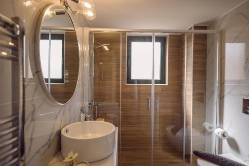 考瑙皮迪亚纳Helen Sweet Home的浴室配有浴缸、淋浴和镜子