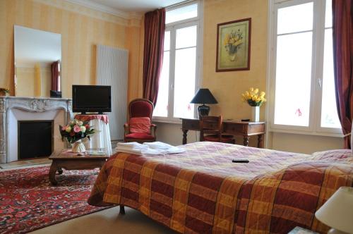 沙勒维尔-梅济耶尔巴黎酒店的酒店客房配有一张床和一个壁炉。