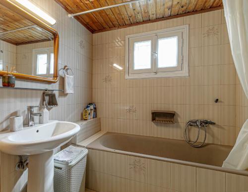 科孚镇Eutuxia House的浴室配有盥洗盆和浴缸。