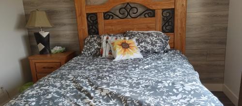 基洛纳WineDownHere - Lic. 75806的一间卧室配有一张带花枕的床