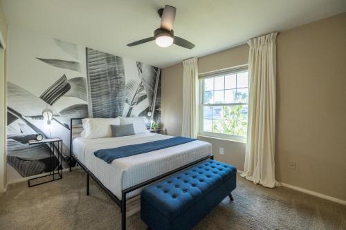梅萨Mesa Garnet的一间卧室配有一张床和吊扇