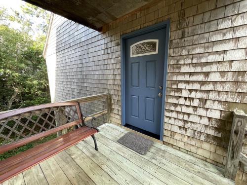 哈特勒斯Elizabeth House 56126的一个带长凳的房子上的一扇蓝色门
