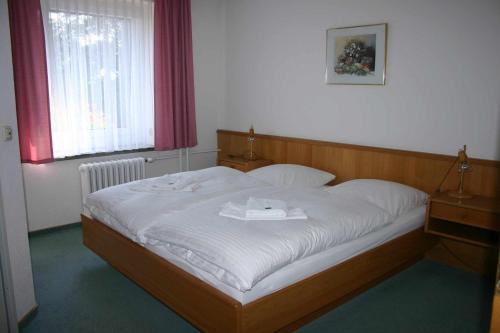 奥泊维森塔尔祖穆埃尔滕布劳豪斯酒店的一间卧室配有一张带白色床单的床和一扇窗户。