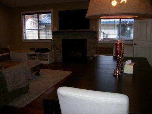 六月湖Elk House的客厅配有带台灯的桌子和壁炉