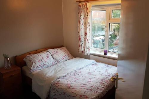 CanleyTwo bedroom maisonette close toWarwick Uni的一间小卧室,配有一张带窗户的床