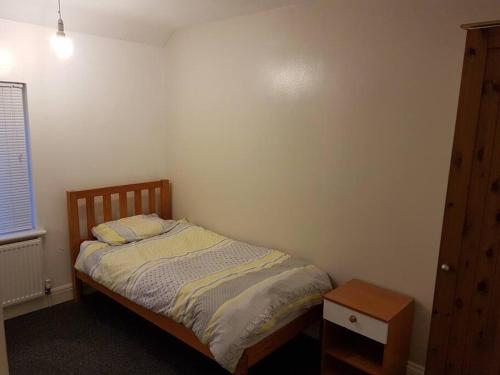 CanleyTwo bedroom maisonette close toWarwick Uni的一间小卧室,配有床和床头柜