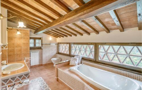 波皮Villa Tita的带浴缸、卫生间和盥洗盆的浴室