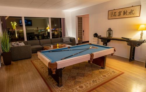 希洛山顶度假出租屋传统酒店的客厅设有台球桌