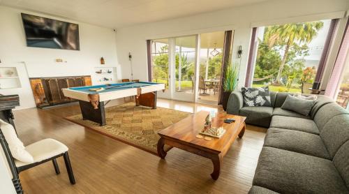 希洛山顶度假出租屋传统酒店的带沙发和台球桌的客厅