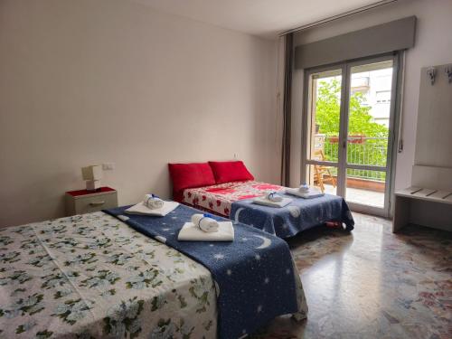 梅斯特Ca Dei Fiori 1 Venezia的一间卧室配有两张带毛巾的床