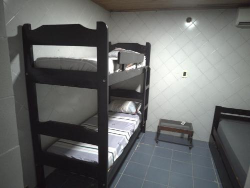 福尔摩沙La Chiqui - Quinta - Alquiler Temporario的一间客房内配有两张双层床的房间