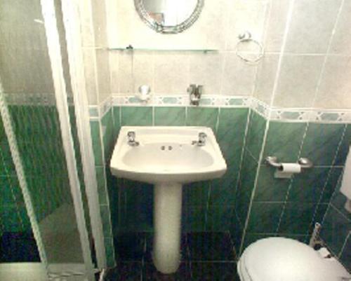 伦敦海德公园皮可里诺住宿加早餐旅馆的一间带水槽、卫生间和镜子的浴室