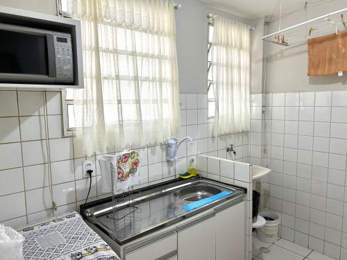 皮拉西卡巴Apartamento mobiliado Piracicaba的一间带水槽和微波炉的小厨房