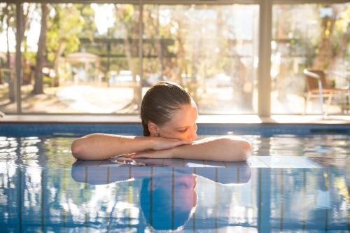 史密斯顿塔斯马尼亚高木酒店的躺在游泳池边的年轻女人