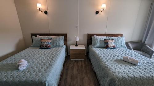 圣西蒙Motel Gentilhommière的一间卧室配有两张床和椅子