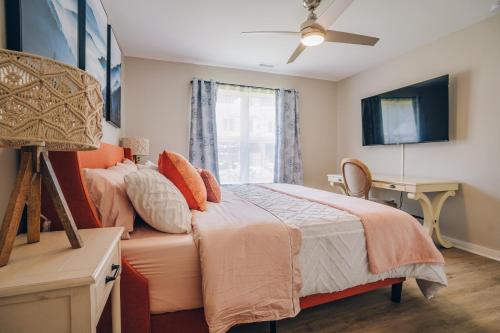 夏洛特City Retreat - 4 Bedroom Oasis with King & Private Yard near Downtown的一间卧室设有两张床、一张桌子和一个窗口。