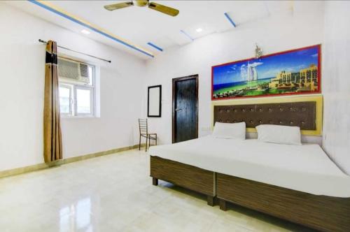 瓜廖尔OYO 81146 Hotel Prashant Villa的一间卧室,卧室内配有一张大床