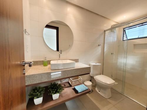 拉古纳Residence Farol - Loft 204的浴室配有卫生间、盥洗盆和淋浴。