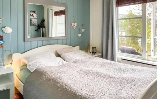 BøGorgeous Home In Bverfjord With Wifi的卧室配有白色的床和镜子
