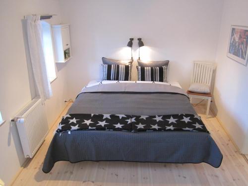 斯文堡Tåsinge B&B的一间卧室,卧室内配有一张大床