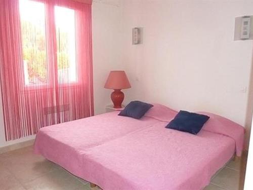 奥雷龙圣皮耶尔Maison Saint-Pierre-d'Oléron, 4 pièces, 6 personnes - FR-1-246A-239的一间卧室配有两张带粉色床单和灯的床