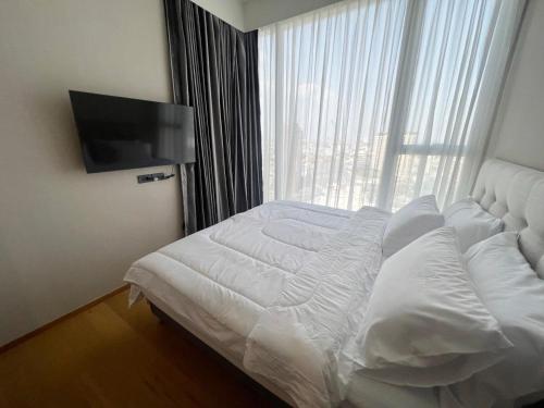 曼谷2 Bedroom Luxury Apartment 3 min walk from BTS Ekkamai的窗户客房内的一张白色床