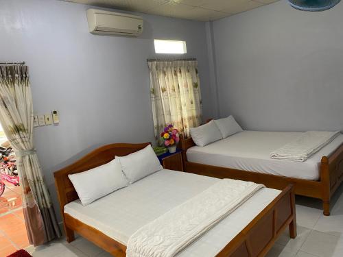 美奈Hoài Oanh homestay的带2张床的客房,位于带窗户的房间内