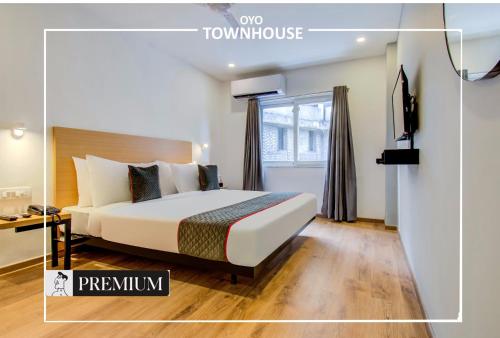 艾哈迈达巴德Townhouse 165 Netaji Road的酒店客房设有床和窗户。
